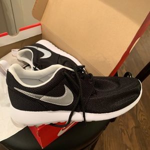 Nike Roshe One youth sneaker